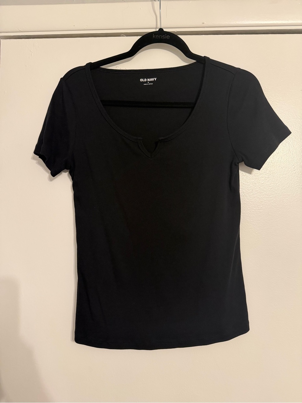 Old Navy Women’s Black Short Sleeve Notch Neck Tee - Size M